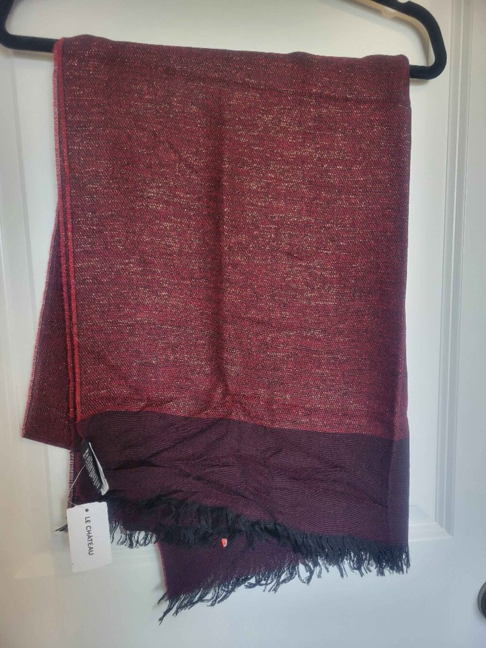 LE CHATEAU shimmery red fashion scarf